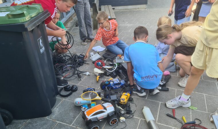 Leerlingen De Brummelbos in Erica gaan de strijd aan tijdens E-Waste Race