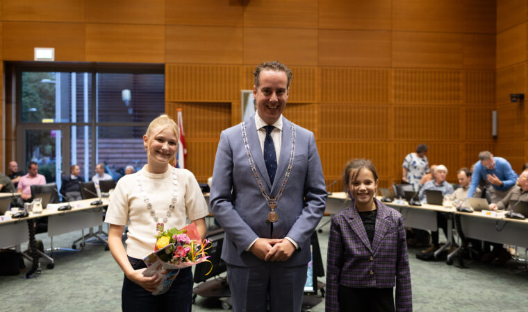 Tess Kist officieel geïnstalleerd als eerste kinderburgemeester van Meppel