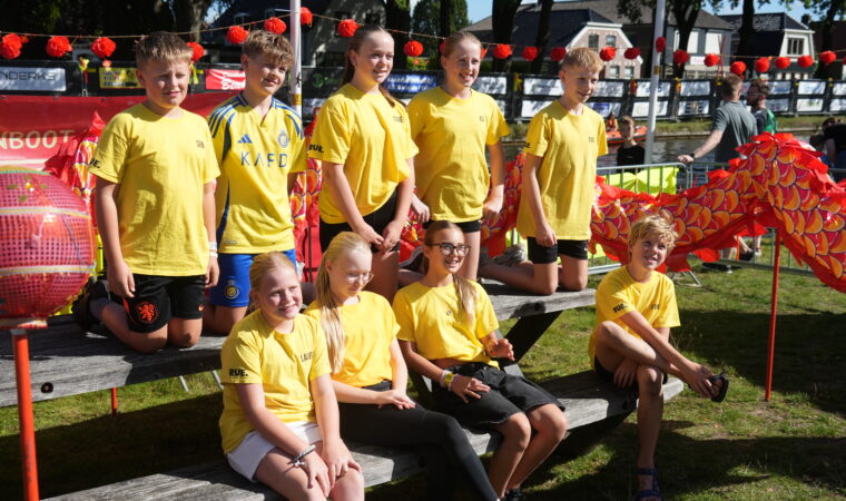 Jeugdboot De Brummelboot wint Drakenbootrace op Erica